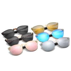 Lunettes de soleil œil-de-chat sans monture avec détails tête de mort en six couleurs