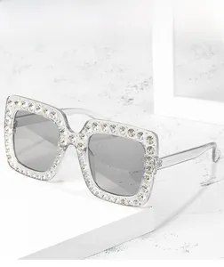 Detailansicht transparenter quadratischer Rahmen mit Strass auf weißem Sockel
