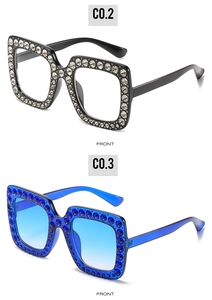 Frontansicht der quadratischen Strass-Sonnenbrille in Schwarz und Blau mit Farbverlauf-Linsen