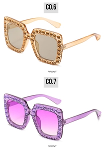 Vorderansicht der quadratischen Oversize-Sonnenbrille mit Strasssteinen in Bernstein und Lila