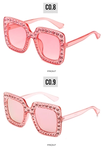 Detaillierte Vorderansicht der quadratischen Oversized-Sonnenbrille mit rosa Strasssteinen