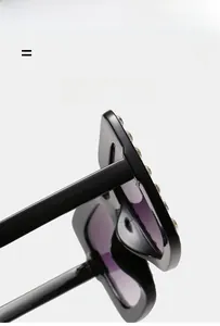 Detail einer quadratischen schwarzen Sonnenbrille mit Strassbesatz und lila Verlaufsgläsern