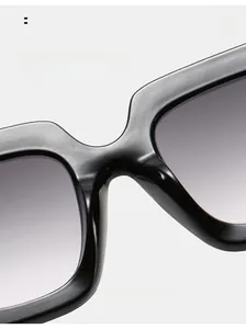Detail der bequemen integrierten Nasenpads an der übergroßen quadratischen Sonnenbrille