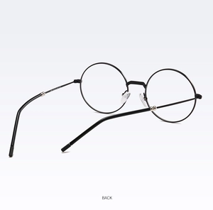 Gros plan sur les branches de lunettes rondes rétro en métal noir avec perles argentées