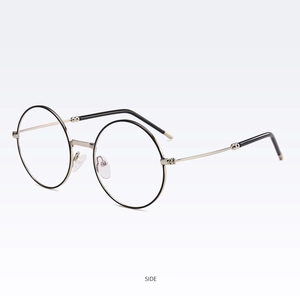 Vue latérale détaillée des lunettes rondes vintage avec monture en métal doré mince