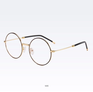 Vue latérale détaillée d'une monture optique ronde vintage dorée montrant les détails