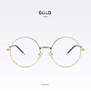 Vue de face de lunettes rondes en métal doré au design rétro et minimaliste