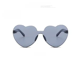 Vue de face des lunettes de soleil sans monture en forme de cœur avec verres gris