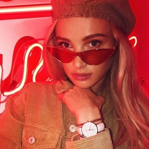 Fashionable oversized gradient sunglasses and minimalist white watch on a female model
