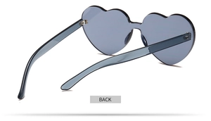 Vue arrière des lunettes de soleil en forme de cœur avec monture bleu clair et charnières