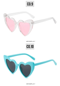 Dettaglio occhiali da sole a cuore rosa glitter e blu menta mostrati con angolazione a 45 gradi