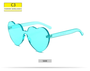 Vue latérale de lunettes de soleil cœur translucides cyan avec design intégré chic