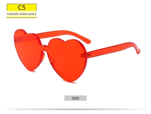 Vue latérale de lunettes de soleil sans monture rouges en forme de cœur surdimensionné