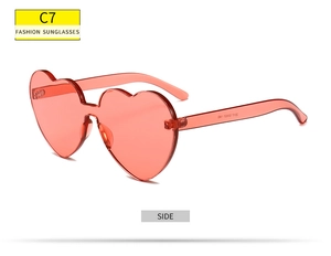 Vue latérale détaillée des lunettes de soleil sans monture en forme de cœur rouge clair