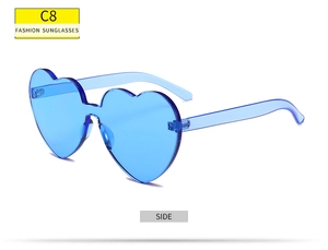 Vue latérale de lunettes de soleil sans monture en forme de cœur en résine bleue