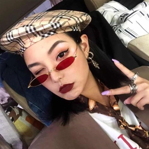 Lunettes de soleil ovales à monture dorée avec verres brun rouge et look urbain chic