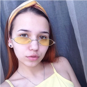 Petites lunettes de soleil ovales rétro avec verres jaunes et monture en métal