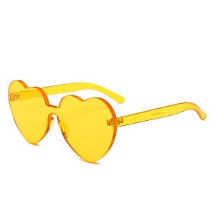 Lunettes de soleil cœur sans monture jaunes surdimensionnées vues sous un angle de 45 degrés