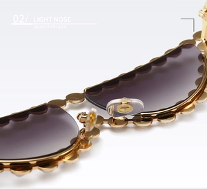 Détail des plaquettes de nez légères et de la monture dorée festonnée des lunettes de soleil