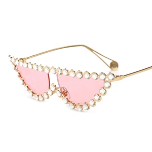 Lunettes de soleil œil de chat chic avec monture dorée, verres roses et strass cristal