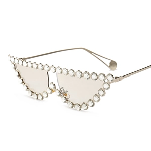 Lunettes de soleil œil de chat de luxe avec strass et monture argentée sur blanc