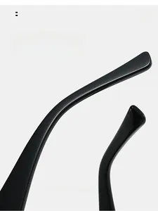 Dettaglio delle aste curve ergonomiche su occhiali da sole neri per il massimo comfort