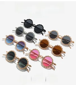Détail des lunettes de soleil fleurs avec texture de chaîne et verres colorés