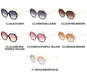 Lunettes de soleil polygonales avec fines branches en métal doré en sept coloris variés