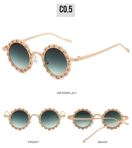 Trois vues de lunettes de soleil fleurs avec monture chaîne dorée et verres dégradés verts