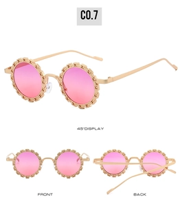 Vues multiples de lunettes fleur avec chaîne dorée et verres dégradés roses