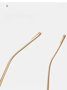 Détail des branches métalliques courbées or clair pour un port de lunettes ergonomique