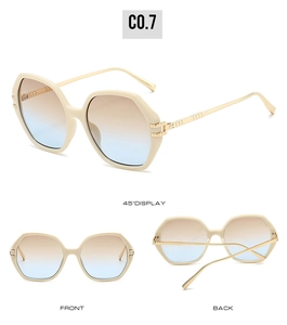 Trois vues de lunettes de soleil hexagonales crème avec verres dégradés et branches dorées