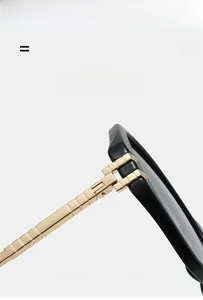 Détail de la charnière en métal doré sur lunettes de soleil noires à monture épaisse