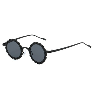 Lunettes de soleil rétro pour femmes en forme de fleur avec monture noire texturée unique