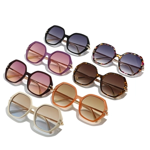 Lunettes de soleil géométriques oversize avec verres dégradés et charnières métalliques