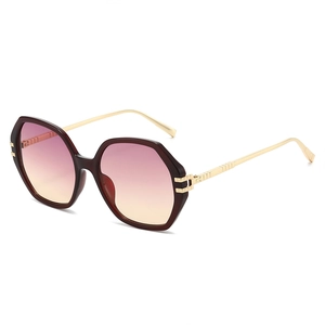Lunettes de soleil hexagonales oversize avec monture bordeaux et verres dégradés