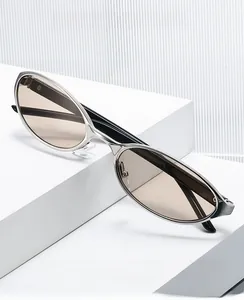 Détail de lunettes ovales en métal argenté futuriste avec verres anti-lumière bleue