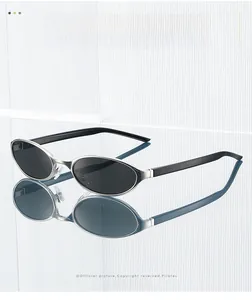 Vue rapprochée de lunettes de soleil ovales en métal argenté avec verres gris et reflet