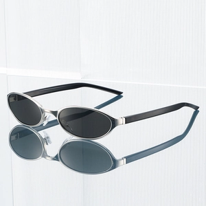 Lunettes de soleil ovales futuristes en métal argenté avec verres noirs et style Y2K
