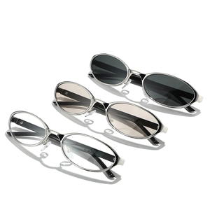 Lunettes de soleil cat-eye futuristes en argent avec trois teintes de verres variées