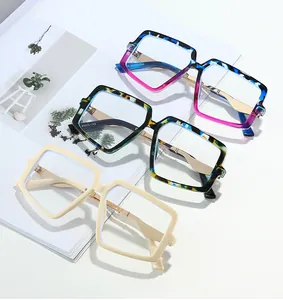 Détail de trois montures de lunettes carrées surdimensionnées en acétate coloré