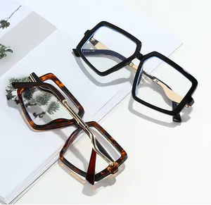 Détail de la monture de lunettes carrée avec branches en métal doré et verres bleus
