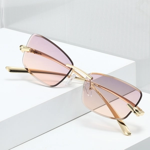 Lunettes de soleil œil de chat sans monture avec verres dégradés et branches dorées