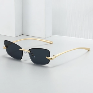 Lunettes de soleil œil-de-chat sans monture avec branches dorées et verres foncés