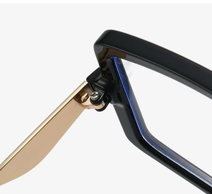 Détail macro de la charnière en métal doré et vis sur monture de lunettes noire carrée