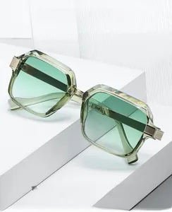 Détail de la monture carrée transparente vert clair avec charnières en métal argenté