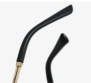 Gros plan détaillé des branches en métal noir et or sur des lunettes de mode carrées