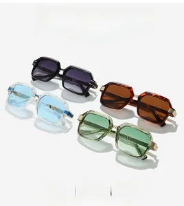 Détail de quatre lunettes de soleil géométriques avec cadres épais et accents dorés