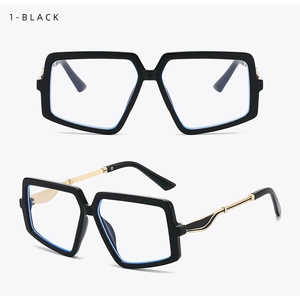 Détail de la monture de lunettes carrée surdimensionnée avec branches en métal doré