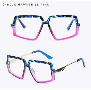 Détail d'une monture géométrique surdimensionnée en bleu, rose et écaille de tortue
